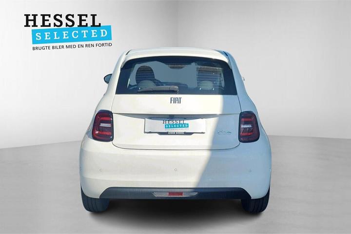 Hvid Fiat 500e fra 2024
