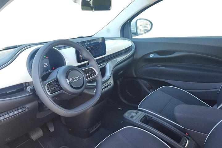 Hvid Fiat 500e fra 2024