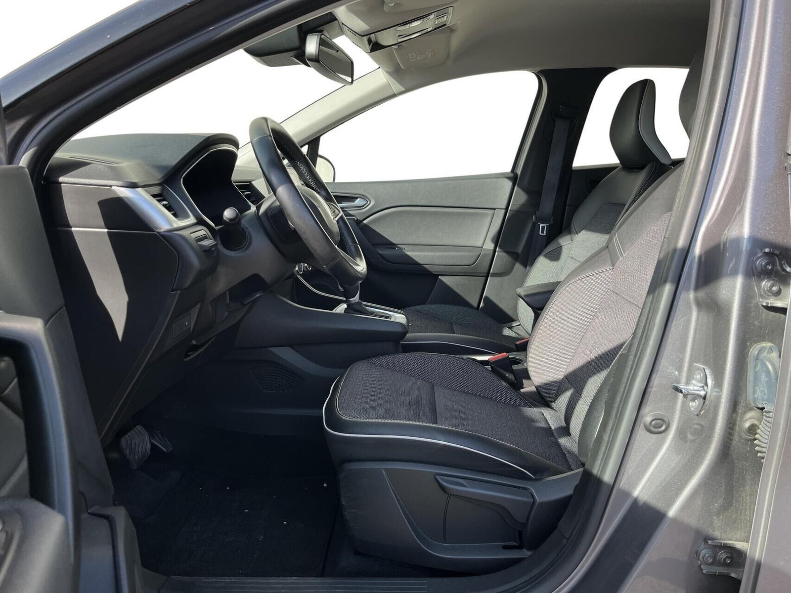 Grå Renault Captur fra 2021