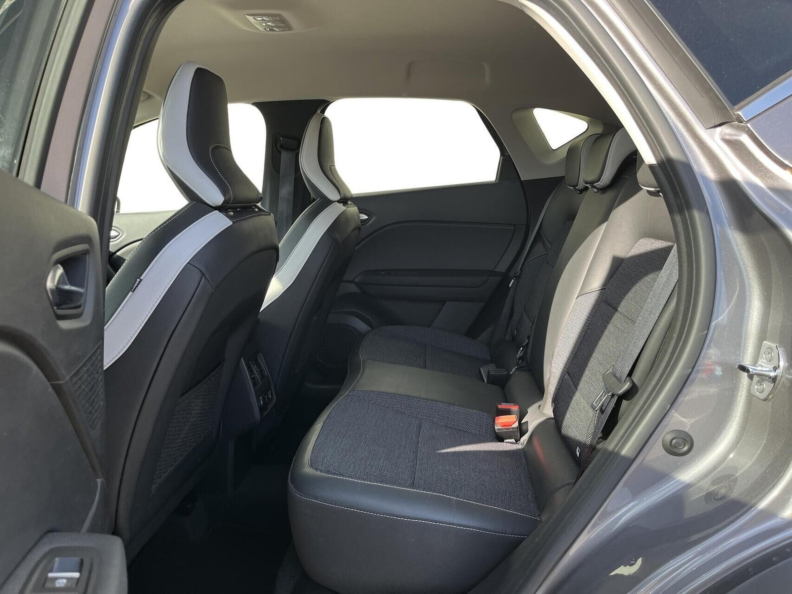 Grå Renault Captur fra 2021