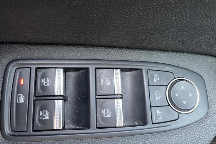 Grå Renault Captur fra 2021