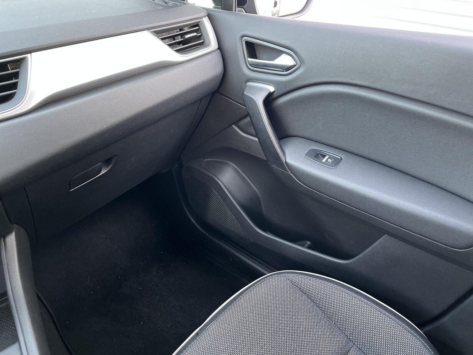 Grå Renault Captur fra 2021