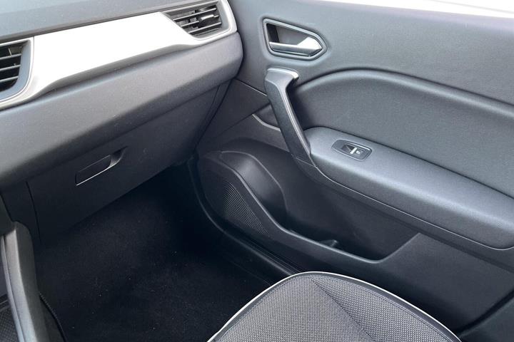 Grå Renault Captur fra 2021