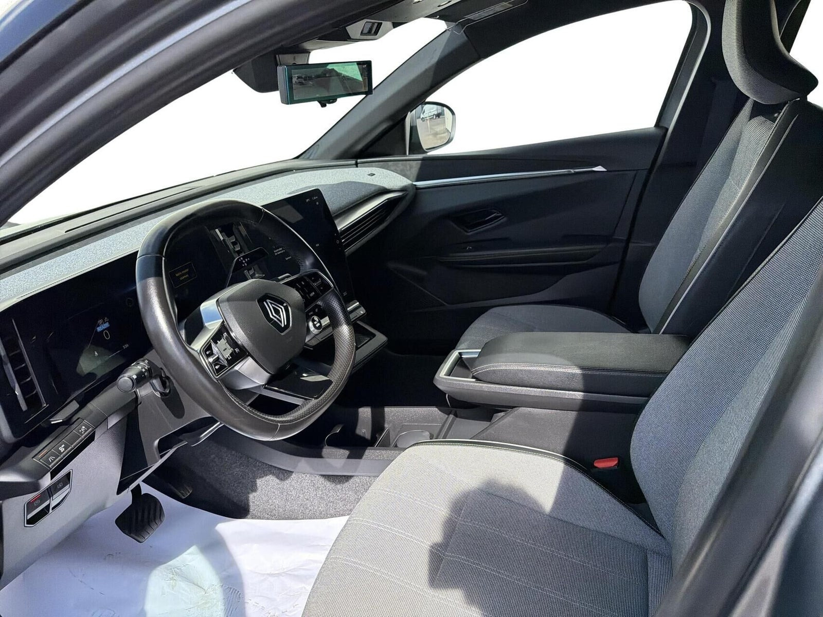 Grå Renault Megane E-Tech fra 2023