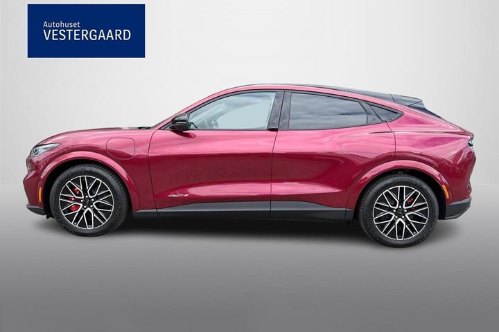 Rød Ford Mustang Mach-E fra 2025