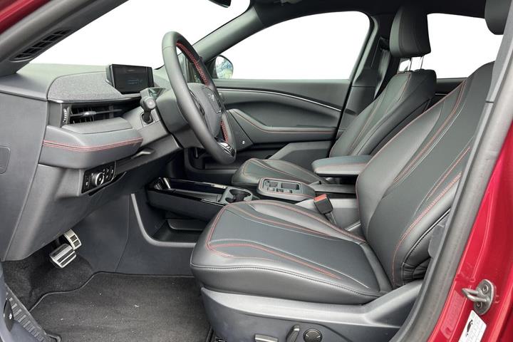 Rød Ford Mustang Mach-E fra 2025