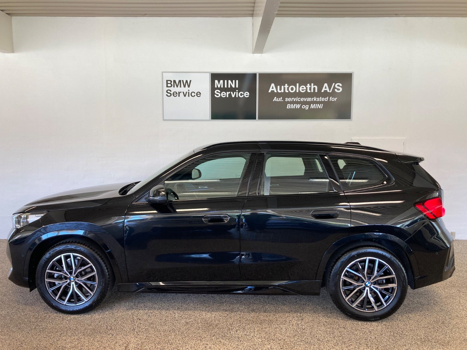 Sort BMW iX1 fra 2025