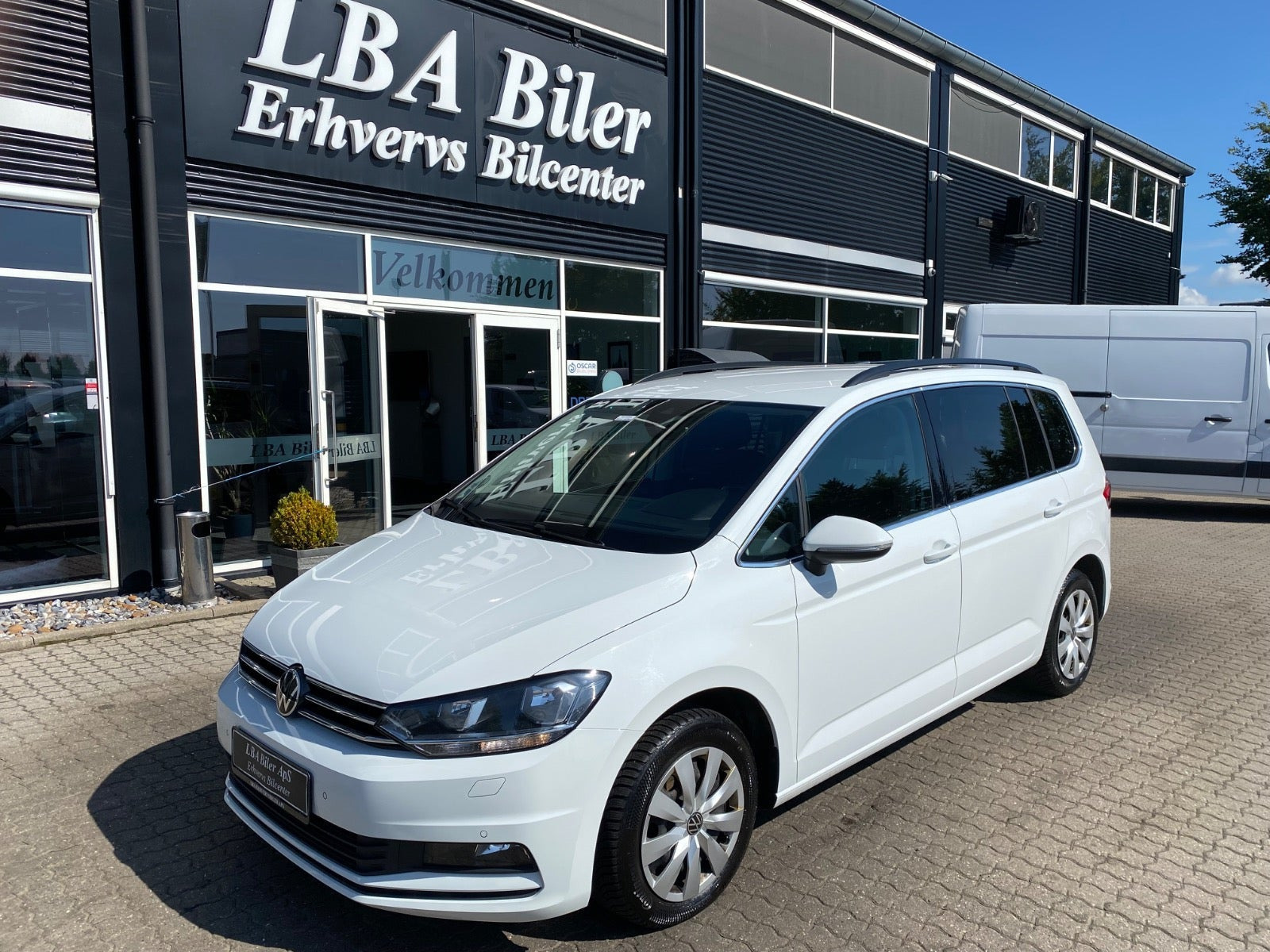 Hvid VW Touran fra 2023 set udefra