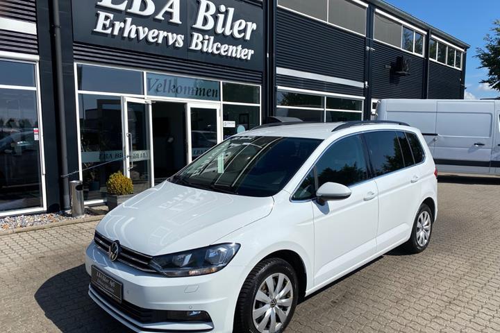 Hvid VW Touran fra 2023 set udefra