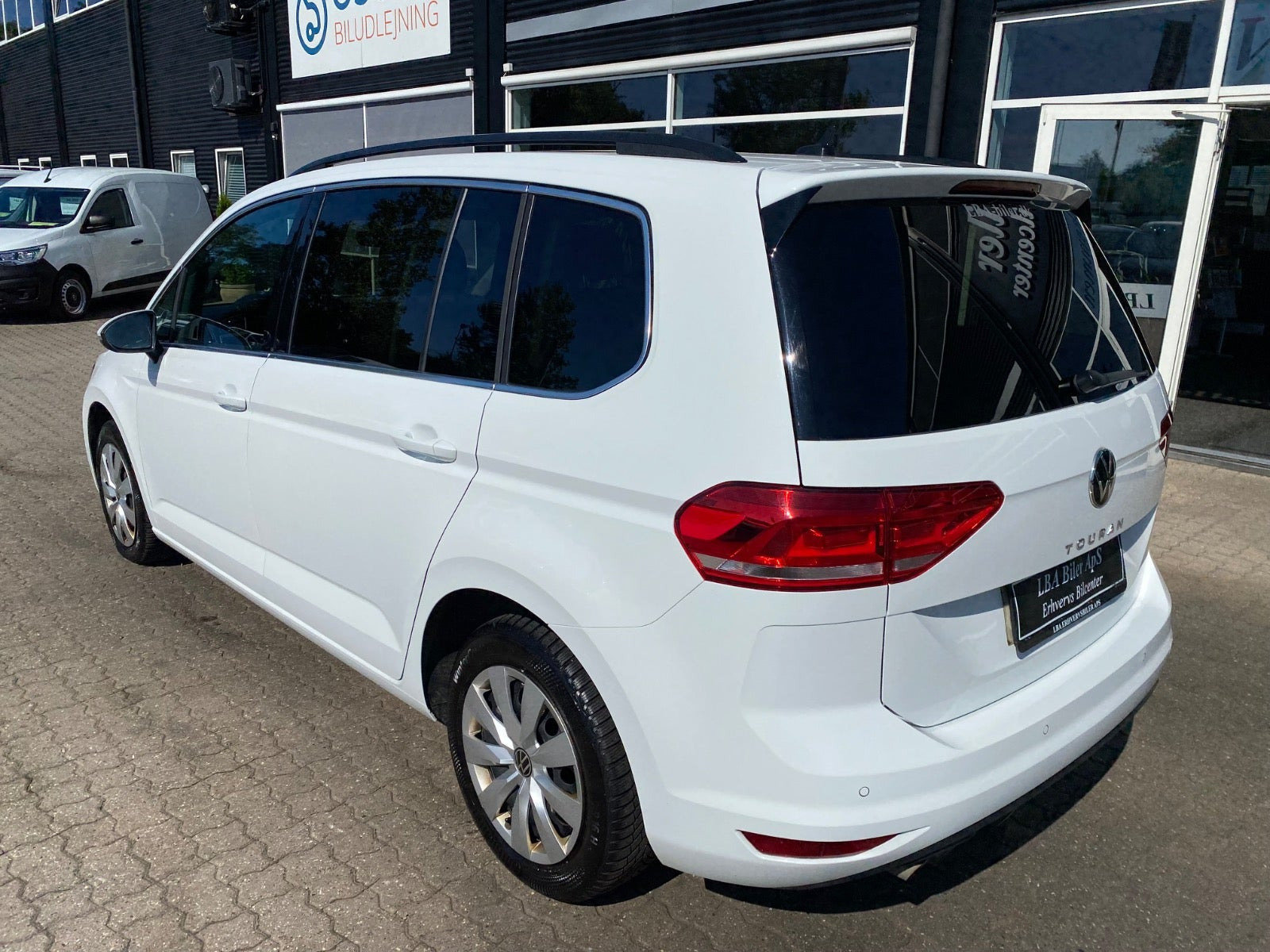 Hvid VW Touran fra 2023