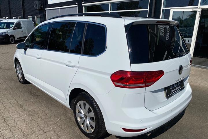 Hvid VW Touran fra 2023