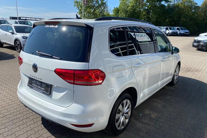 Hvid VW Touran fra 2023