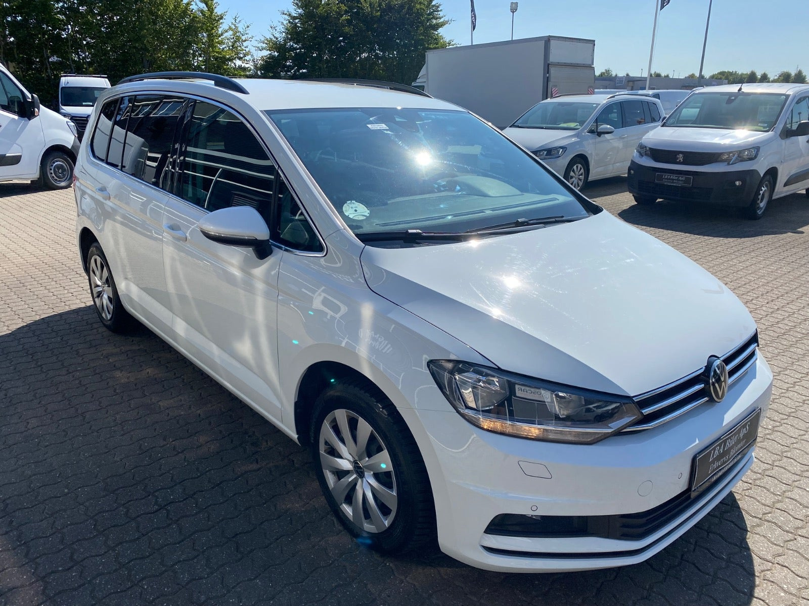 Hvid VW Touran fra 2023
