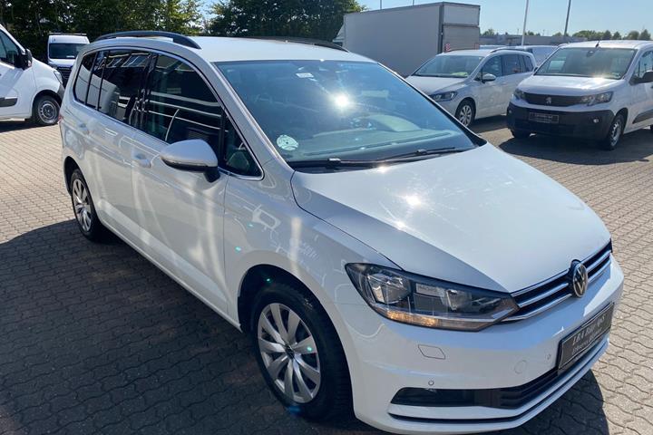 Hvid VW Touran fra 2023