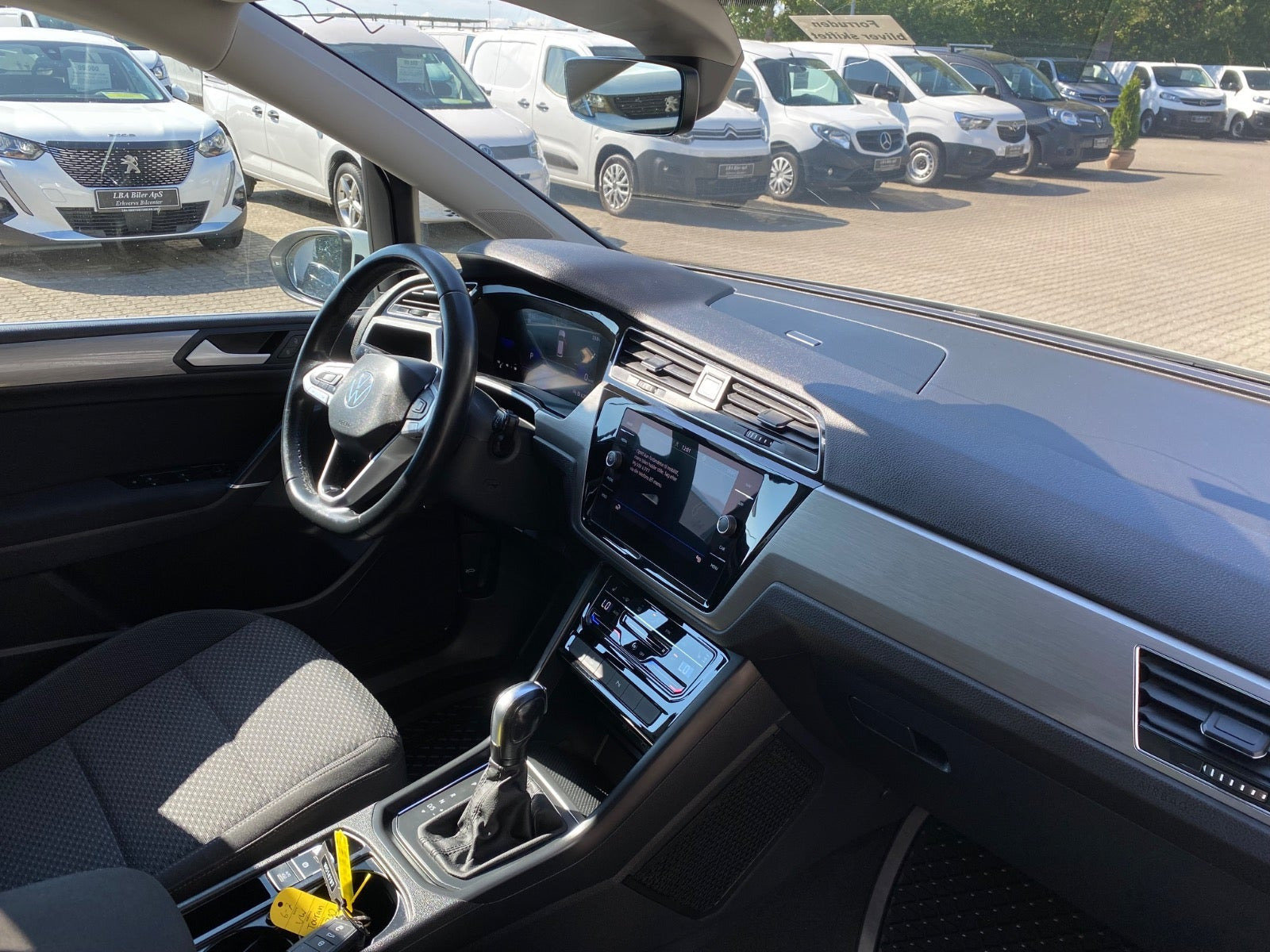 Hvid VW Touran fra 2023