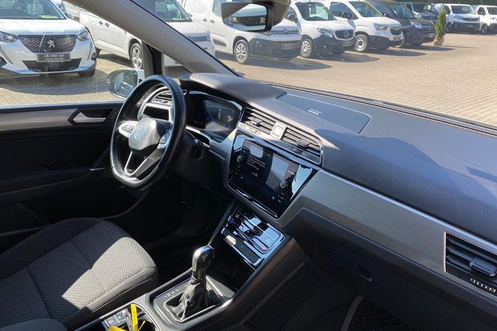Hvid VW Touran fra 2023