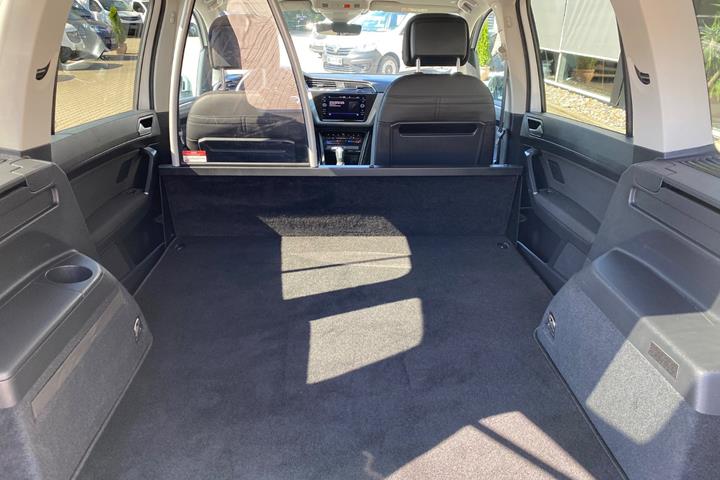 Hvid VW Touran fra 2023