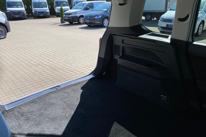 Hvid VW Touran fra 2023