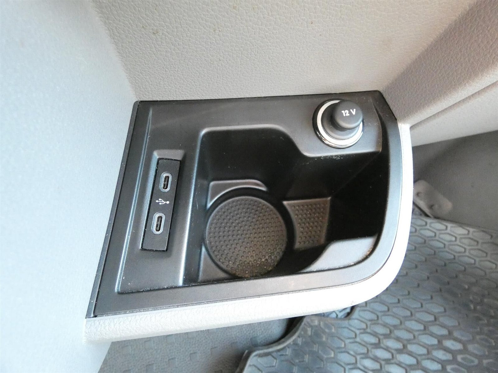 Hvid VW Transporter fra 2024
