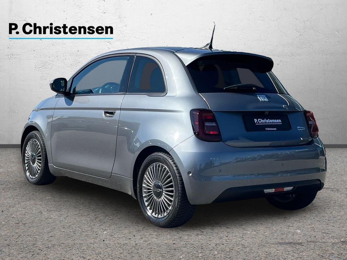 Grå Fiat 500e fra 2021
