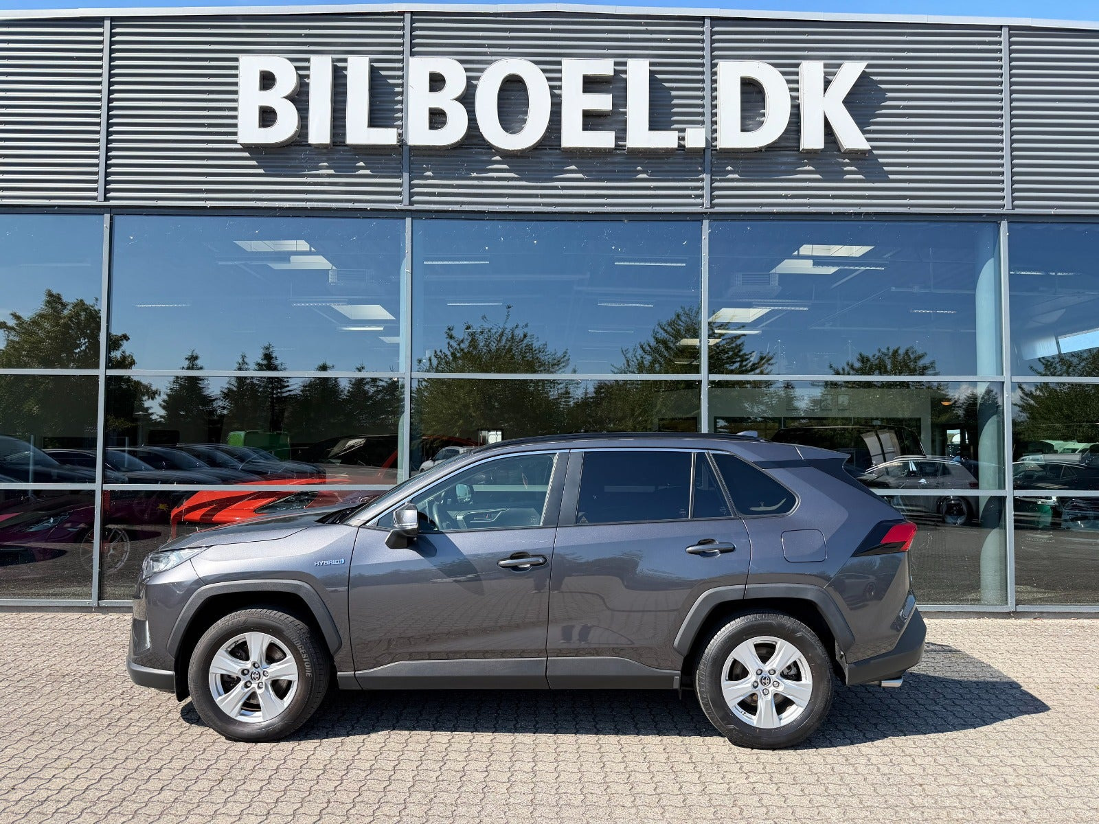 Grå Toyota RAV4 fra 2020