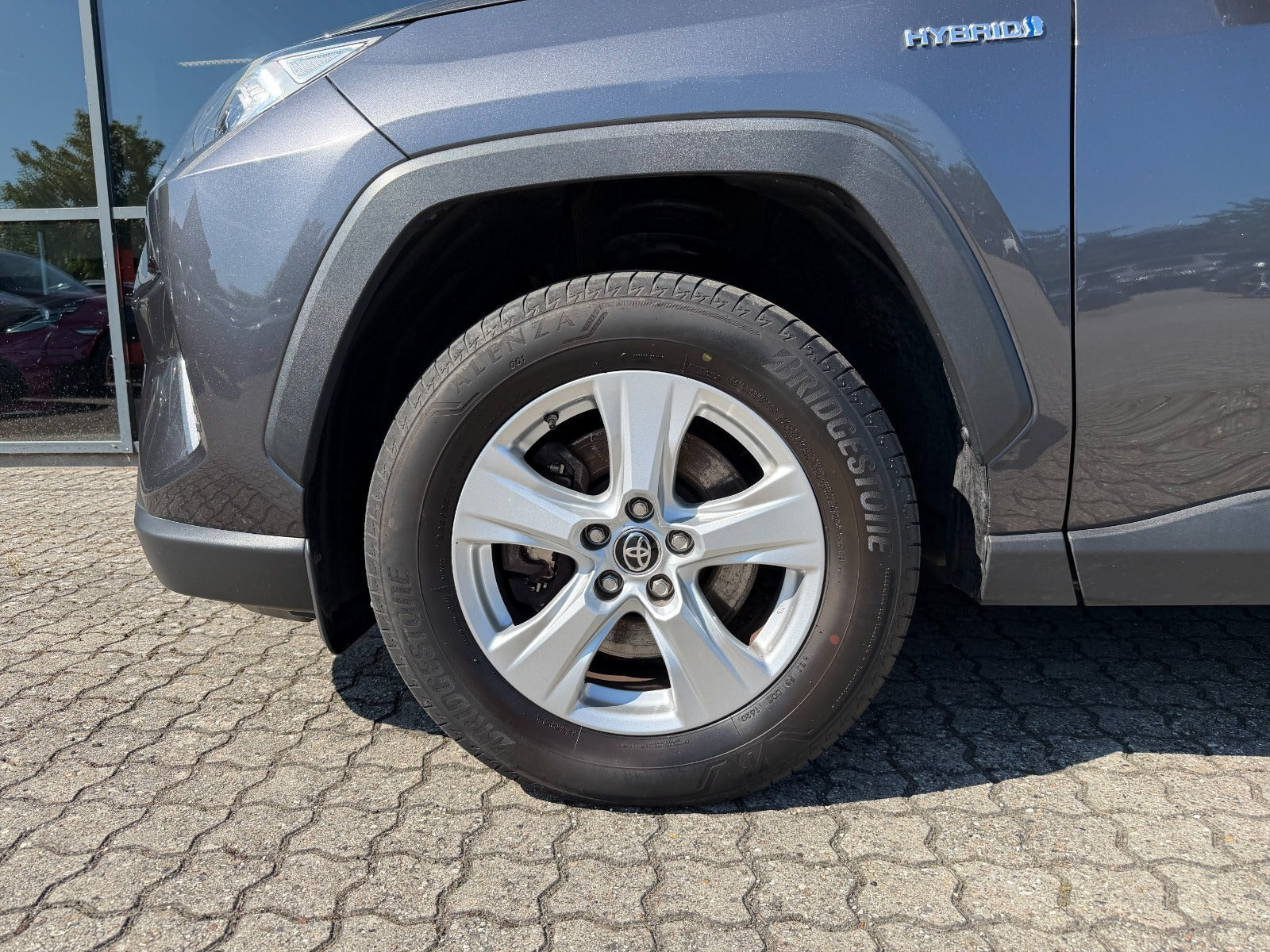 Grå Toyota RAV4 fra 2020