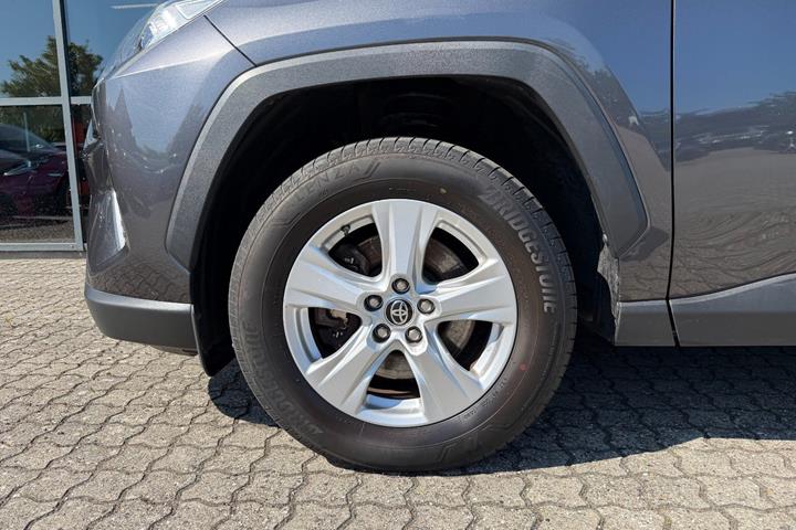 Grå Toyota RAV4 fra 2020