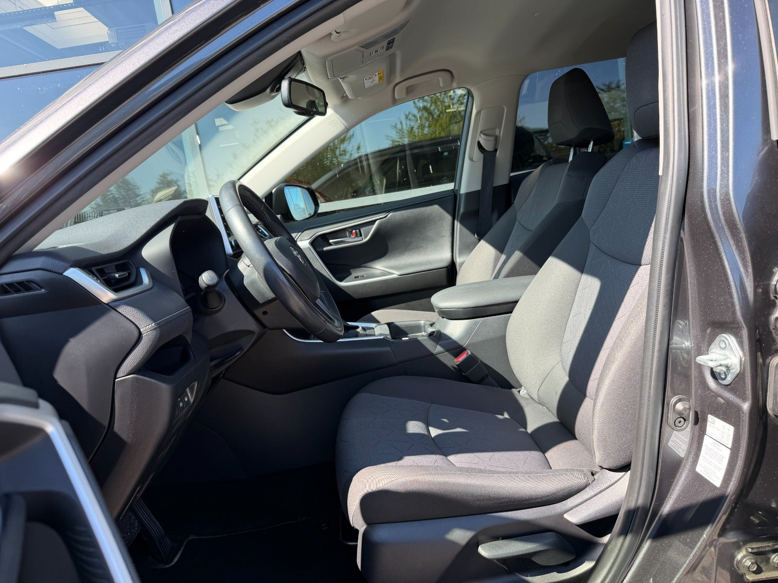 Grå Toyota RAV4 fra 2020