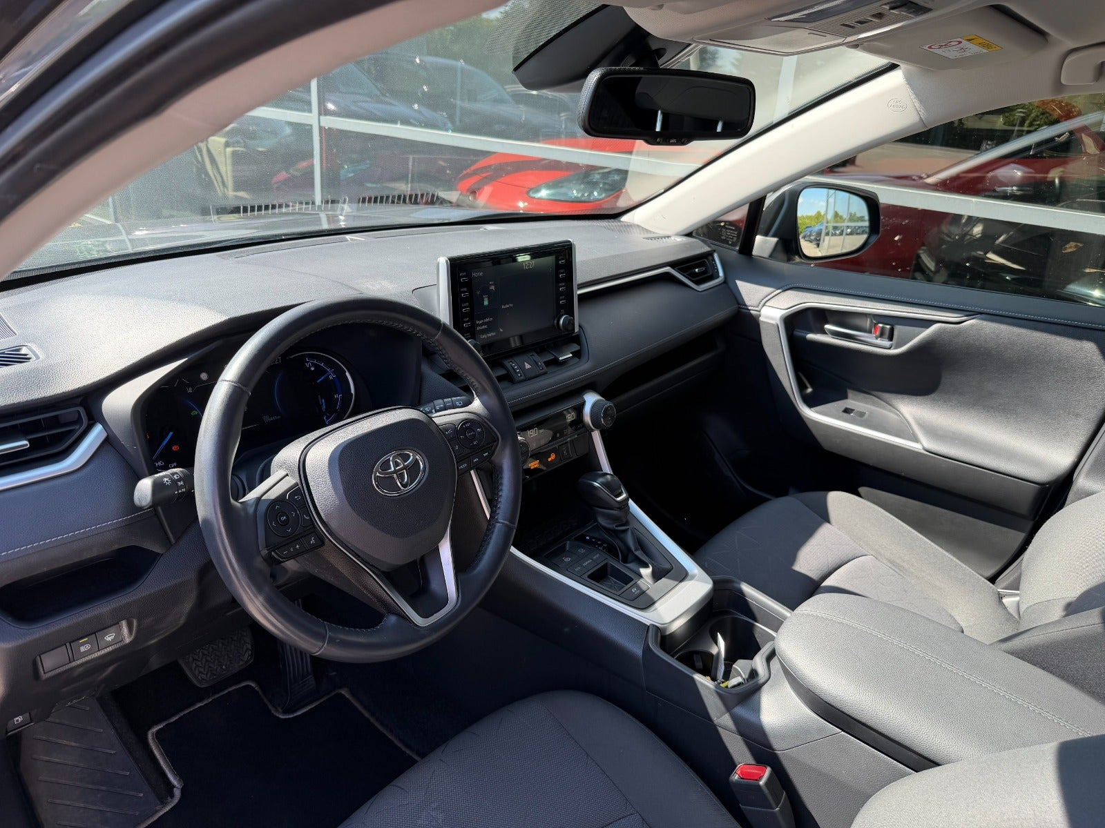 Grå Toyota RAV4 fra 2020