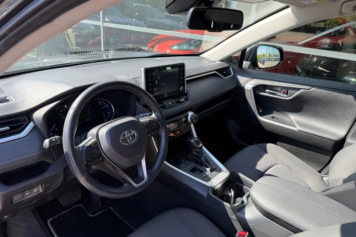 Grå Toyota RAV4 fra 2020