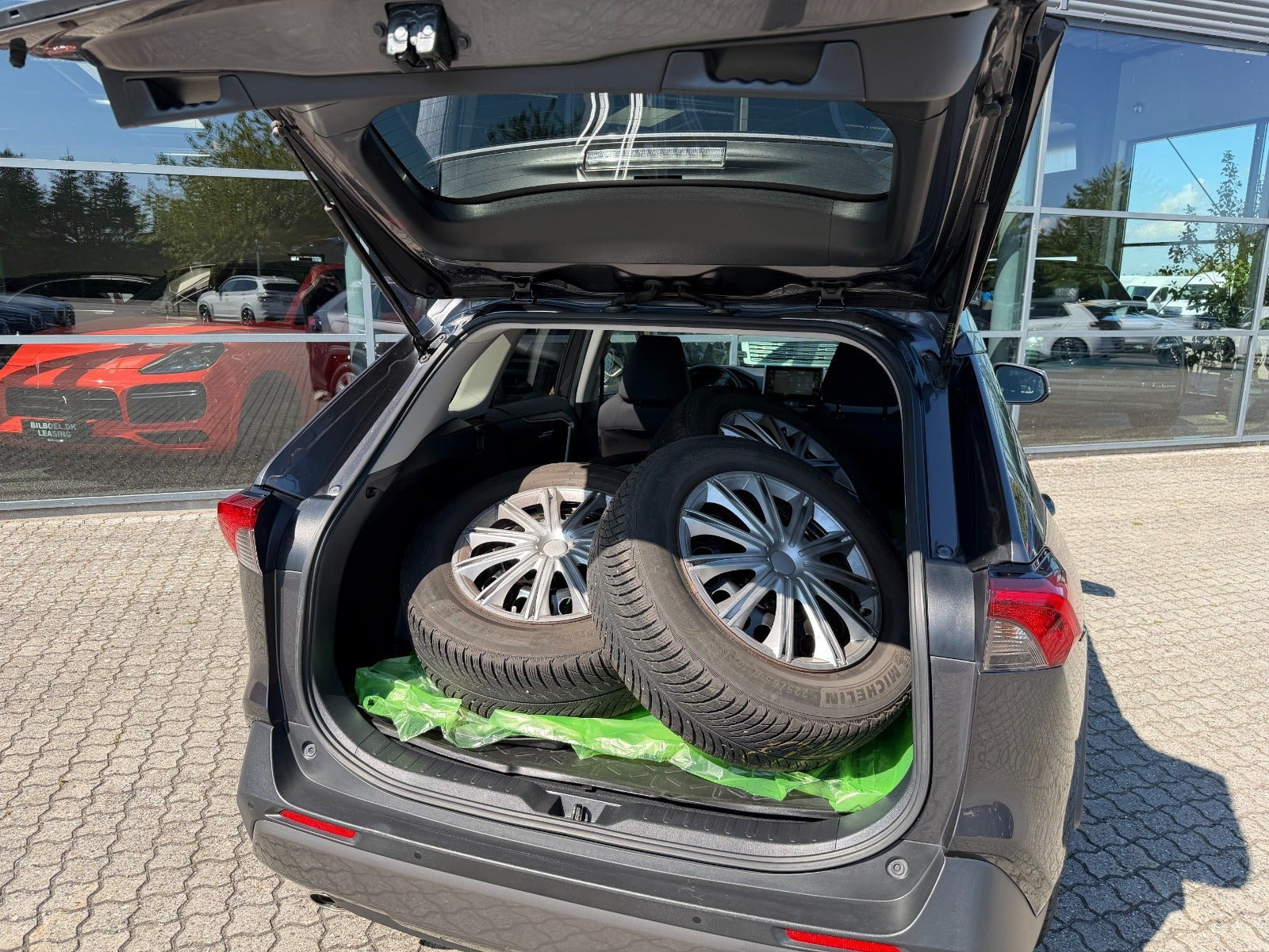 Grå Toyota RAV4 fra 2020