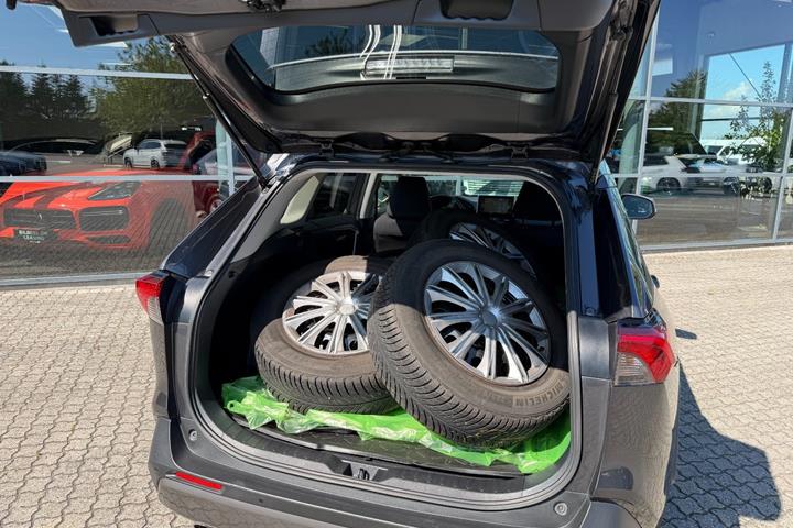 Grå Toyota RAV4 fra 2020