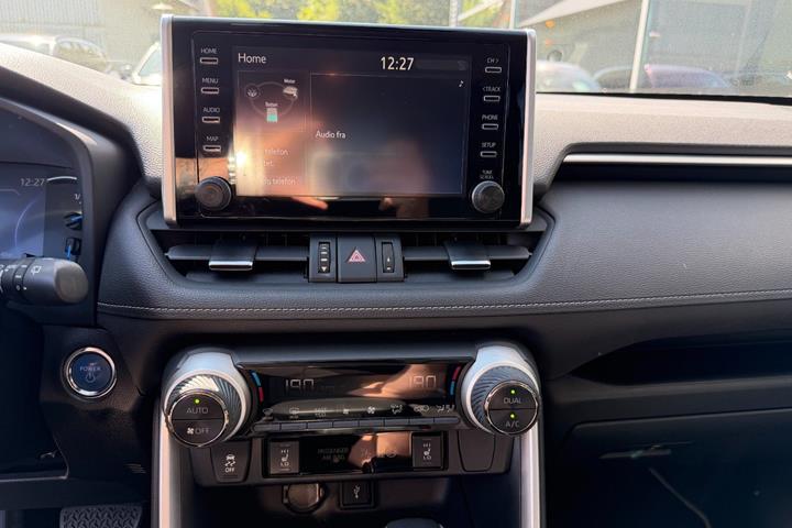 Grå Toyota RAV4 fra 2020