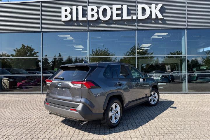 Grå Toyota RAV4 fra 2020