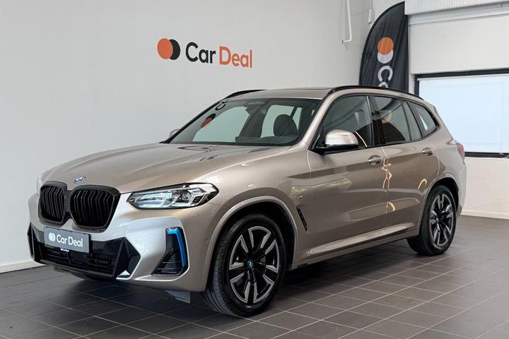 Sølv BMW iX3 fra 2023