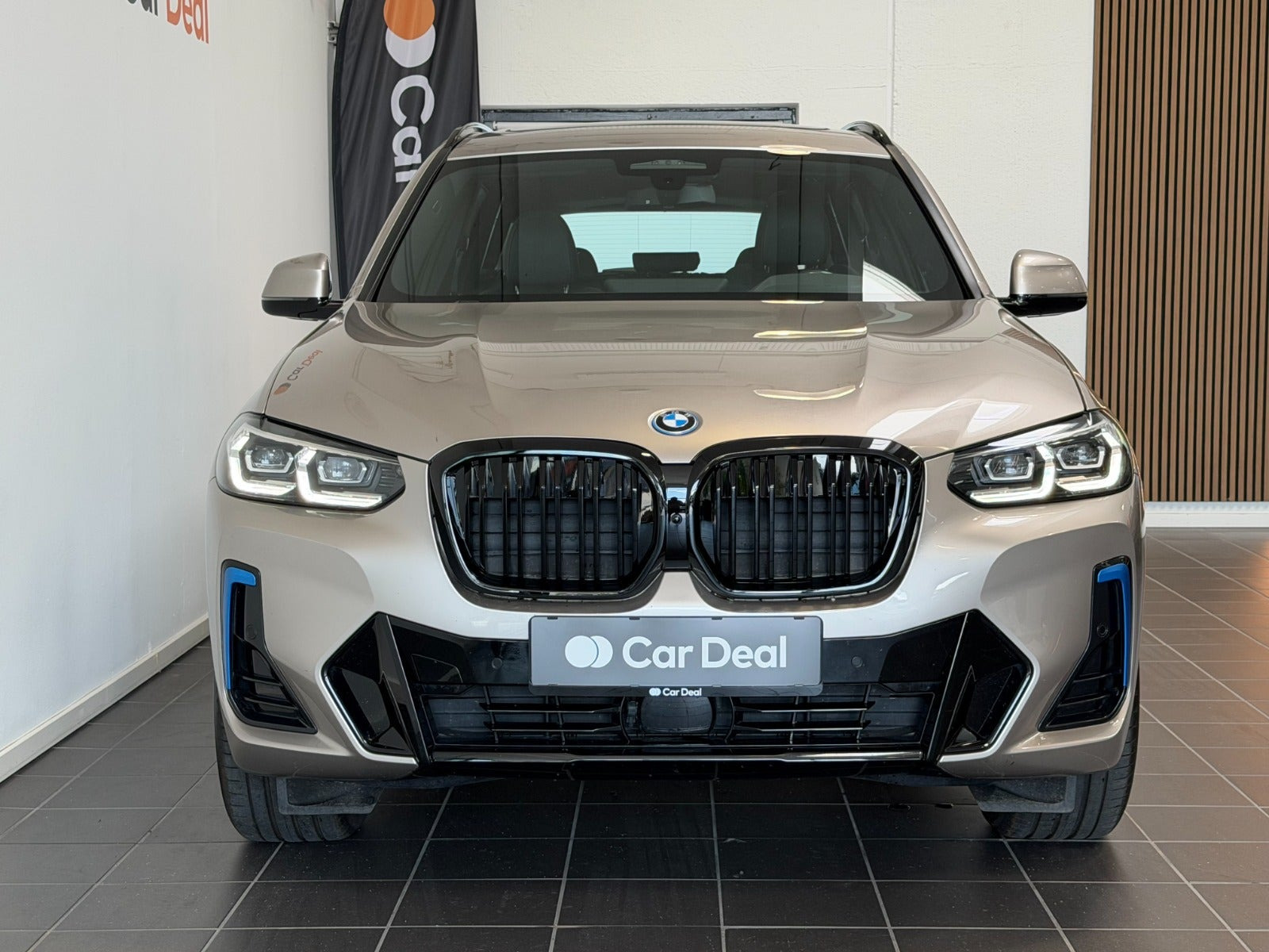 Sølv BMW iX3 fra 2023