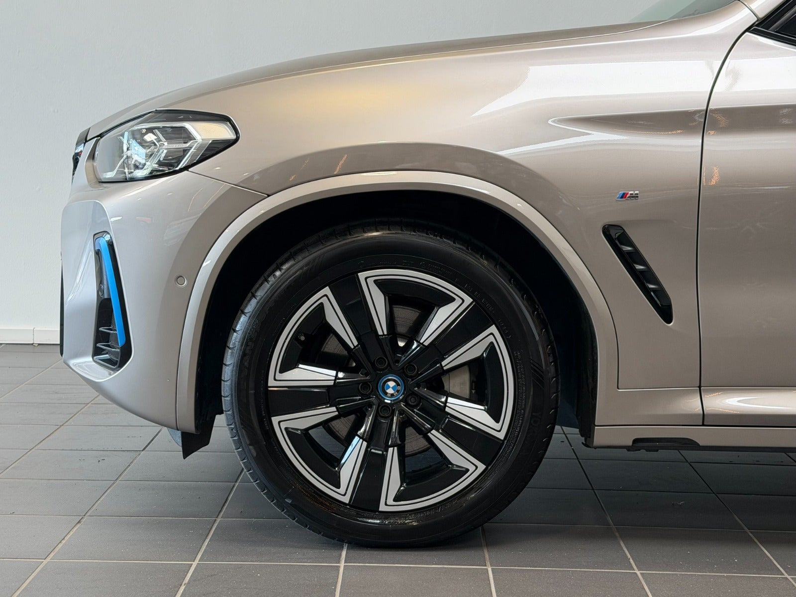 Sølv BMW iX3 fra 2023