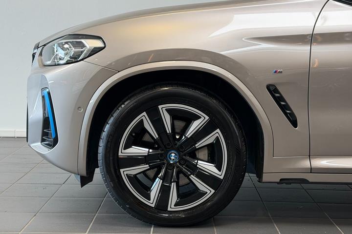 Sølv BMW iX3 fra 2023