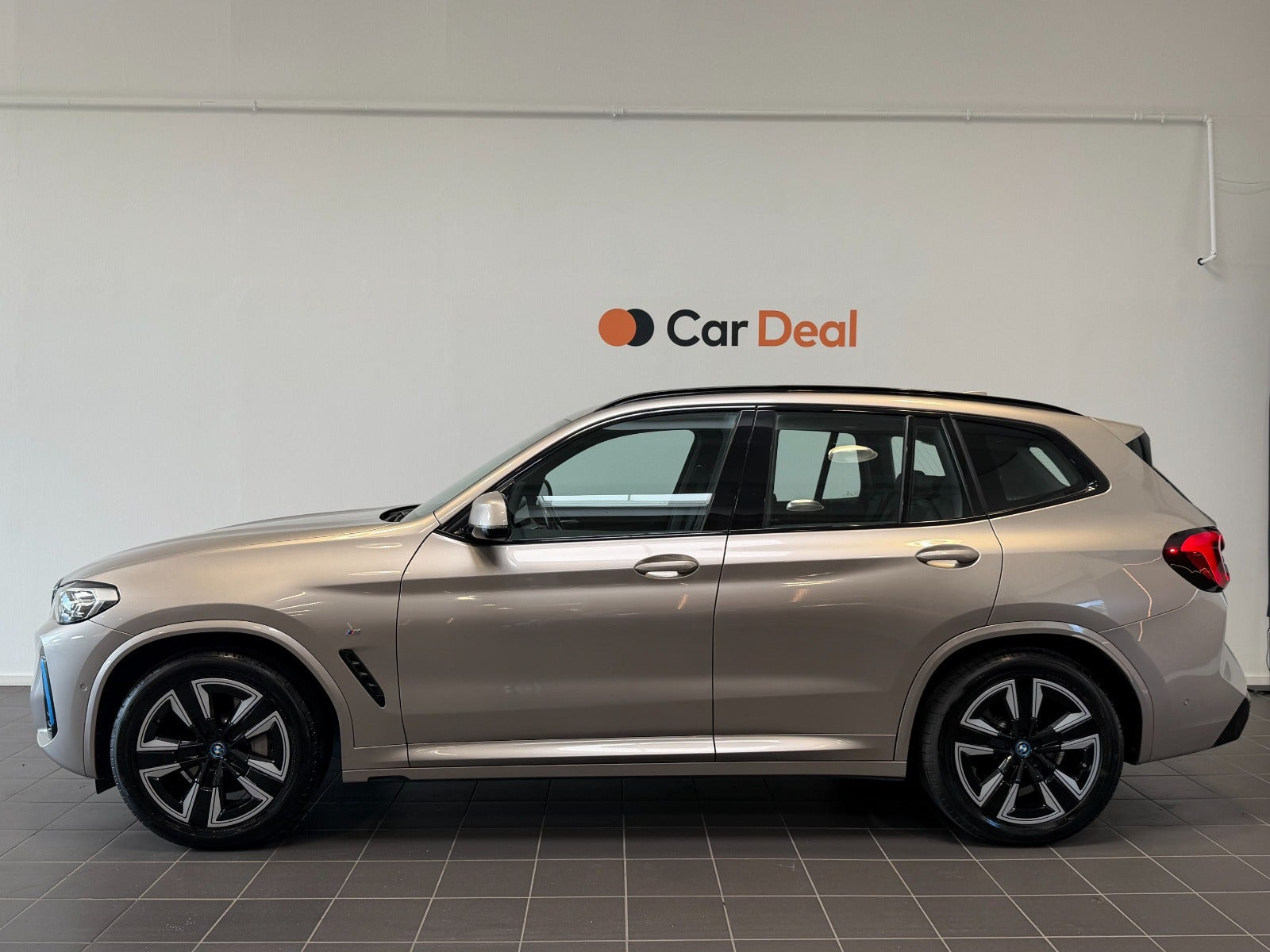 Sølv BMW iX3 fra 2023