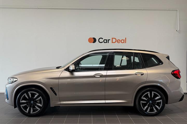 Sølv BMW iX3 fra 2023