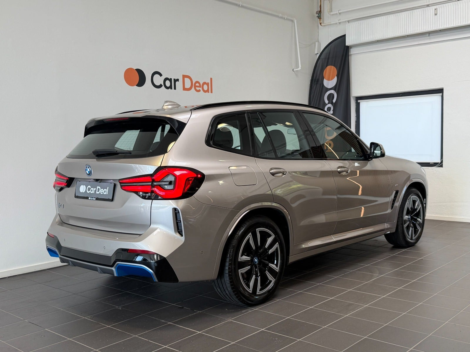 Sølv BMW iX3 fra 2023