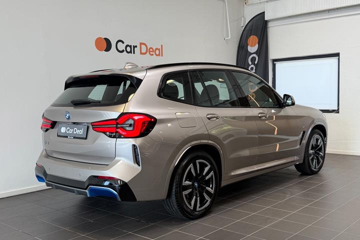 Sølv BMW iX3 fra 2023