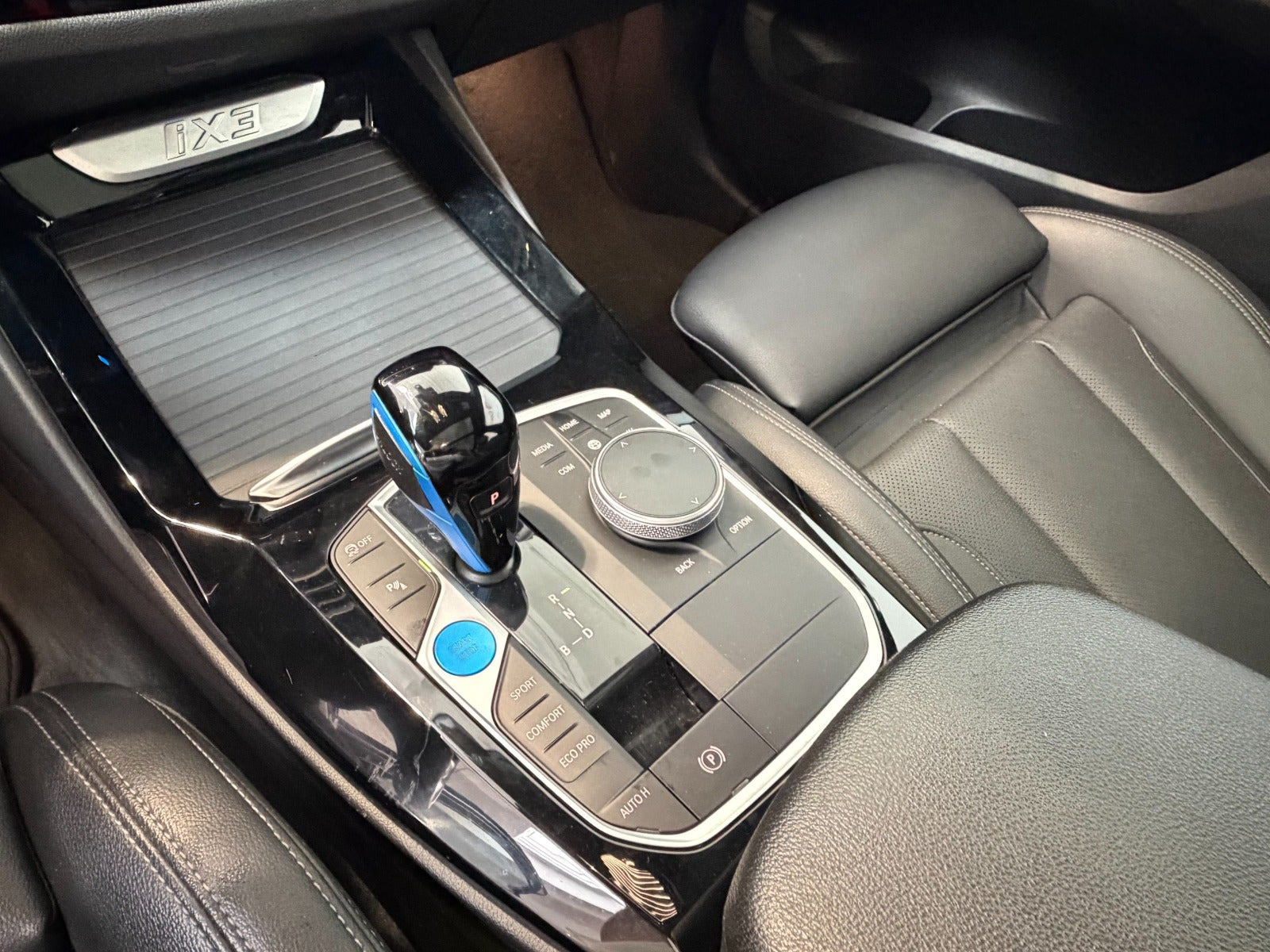 Sølv BMW iX3 fra 2023