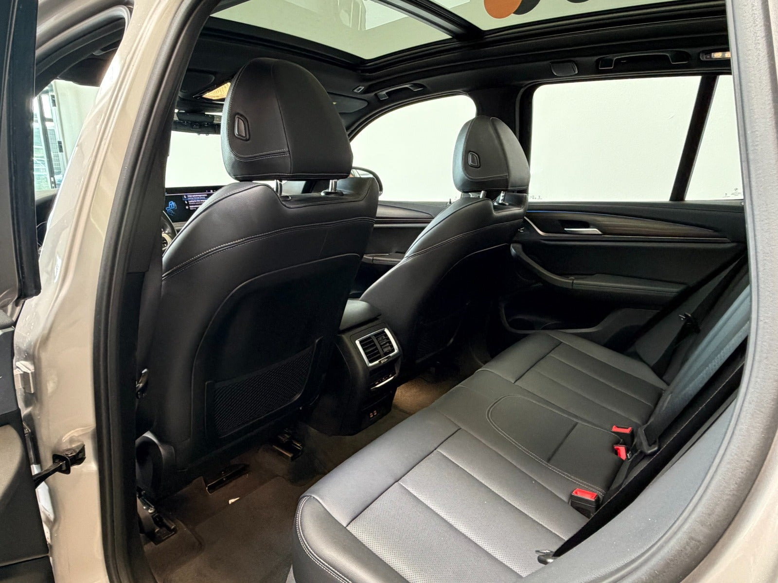 Sølv BMW iX3 fra 2023