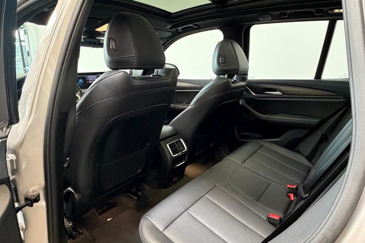 Sølv BMW iX3 fra 2023