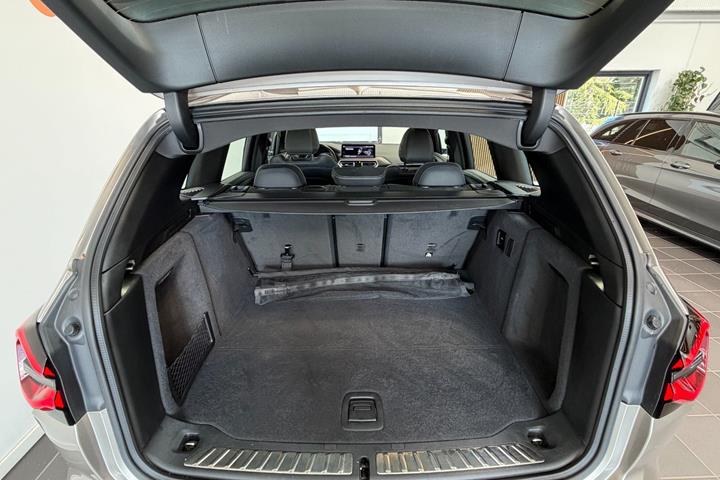 Sølv BMW iX3 fra 2023