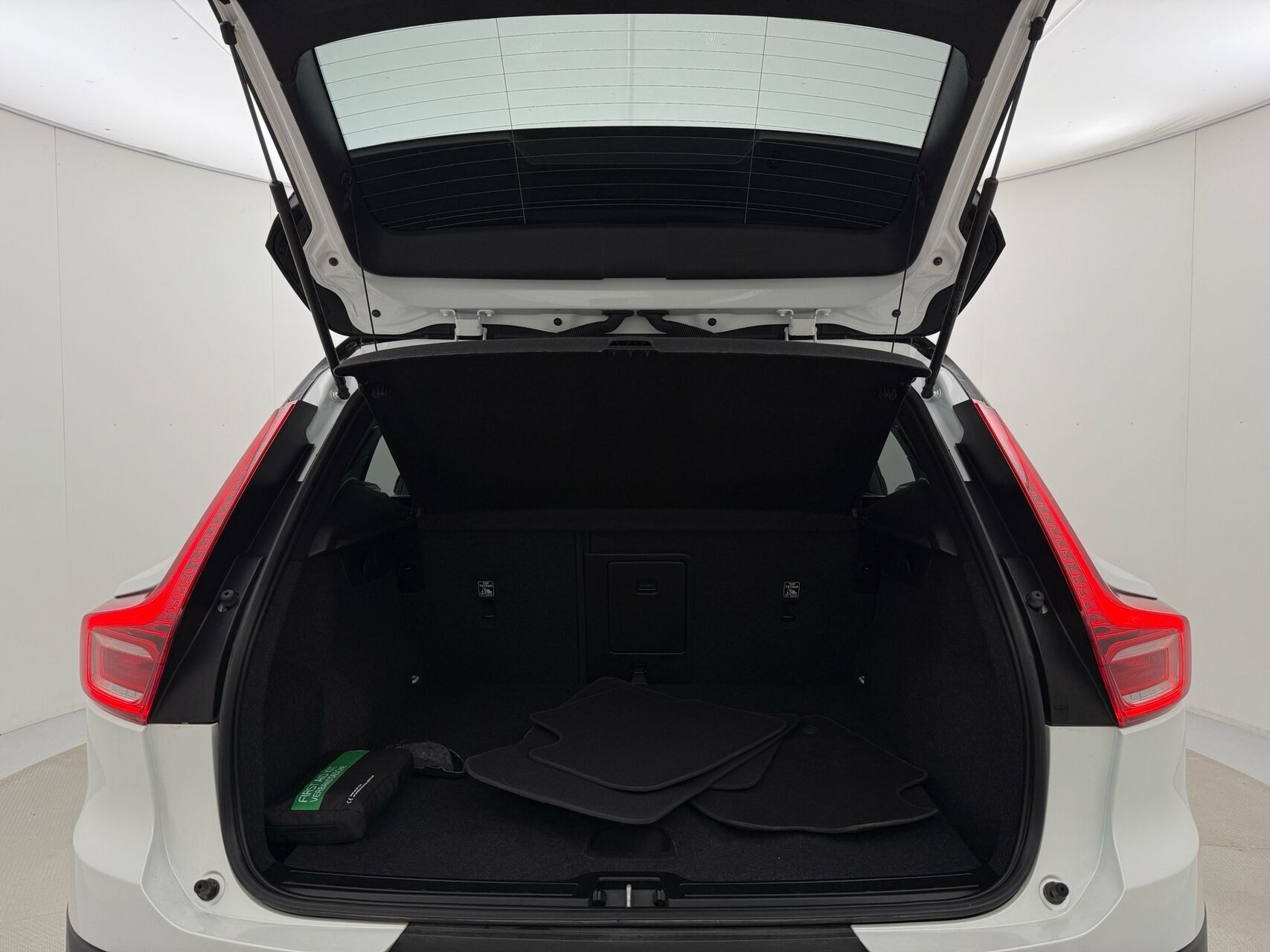 Hvid Volvo XC40 fra 2023