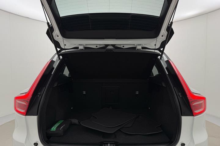 Hvid Volvo XC40 fra 2023