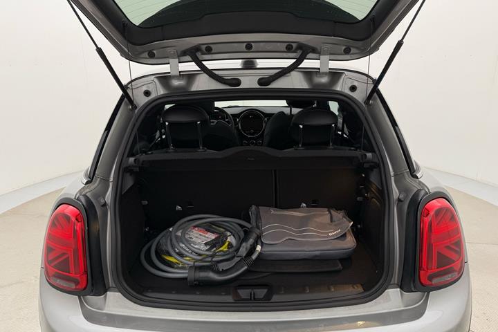 Sølv Mini Cooper fra 2023