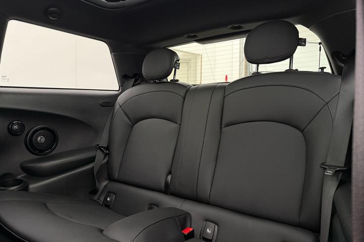 Sølv Mini Cooper fra 2023